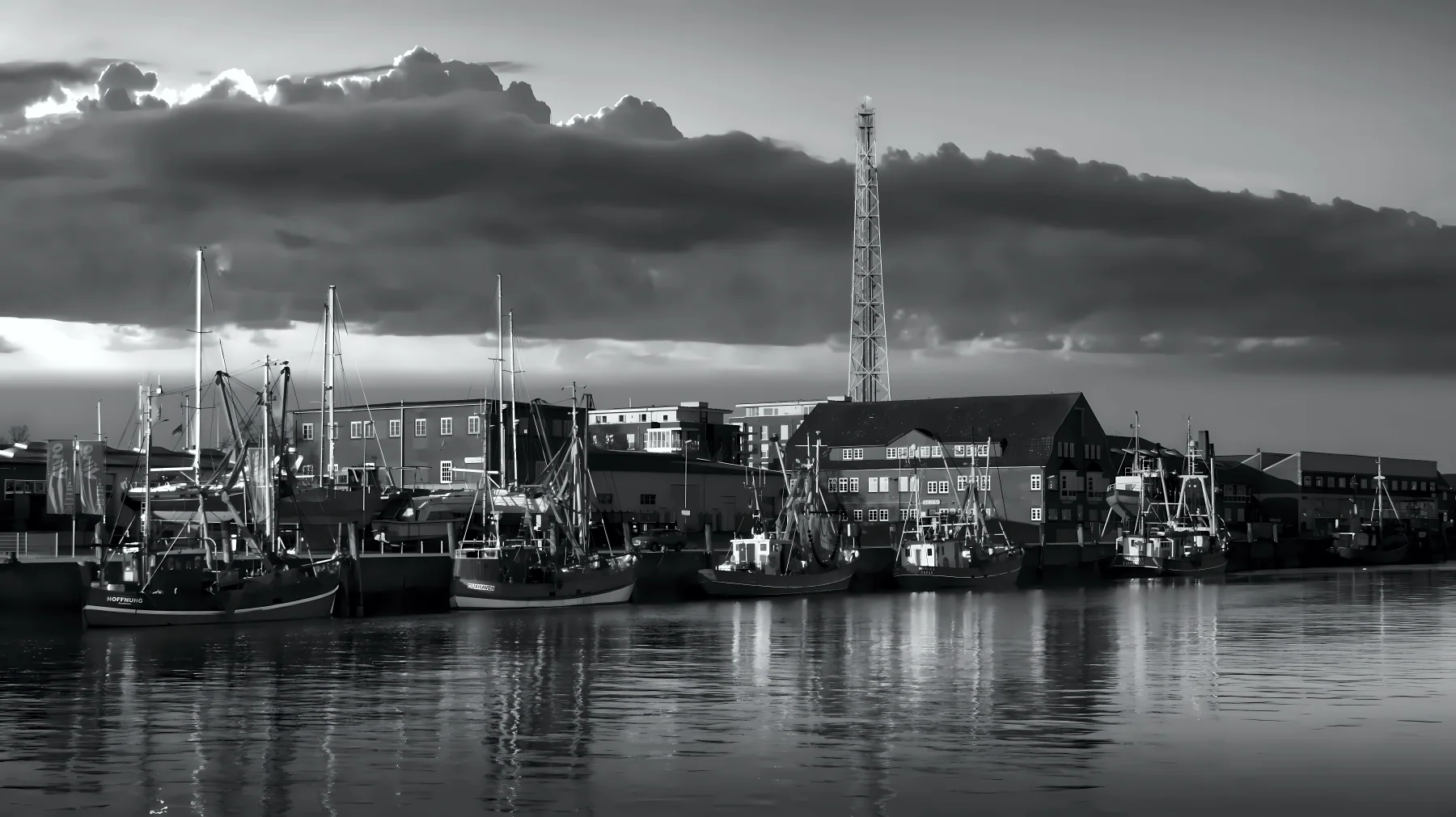Krabbenkutter - Flotte im Alten Fischereihafen von Cuxhaven.